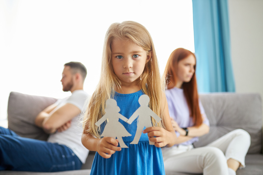 little daughter girl doesn't want parents to be divorced Trennung mit Kind – Rechtsanwältin für Familienrecht in Köln regelt Sorgerecht.