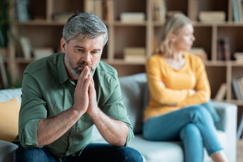 Marriage Problems. Middle Aged Wife And Husband Upset After Quarrel At Home Trennung steht bevor – Paar benötigt Anwältin für Familienrecht in Köln.