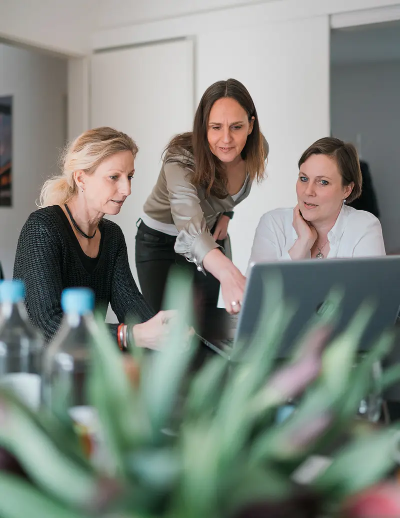 Rechtsanwältinnen in einem Termin