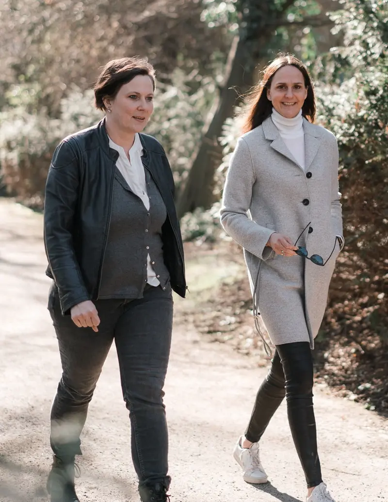 Rechtsanwältinnen laufen durch den Wald